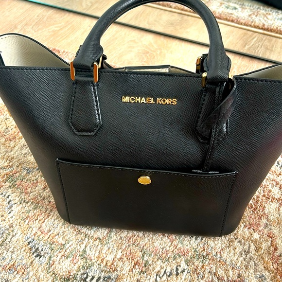 Michael Kors Bag Beautiful condition 🖤⭐️ - Picture 1 of 5